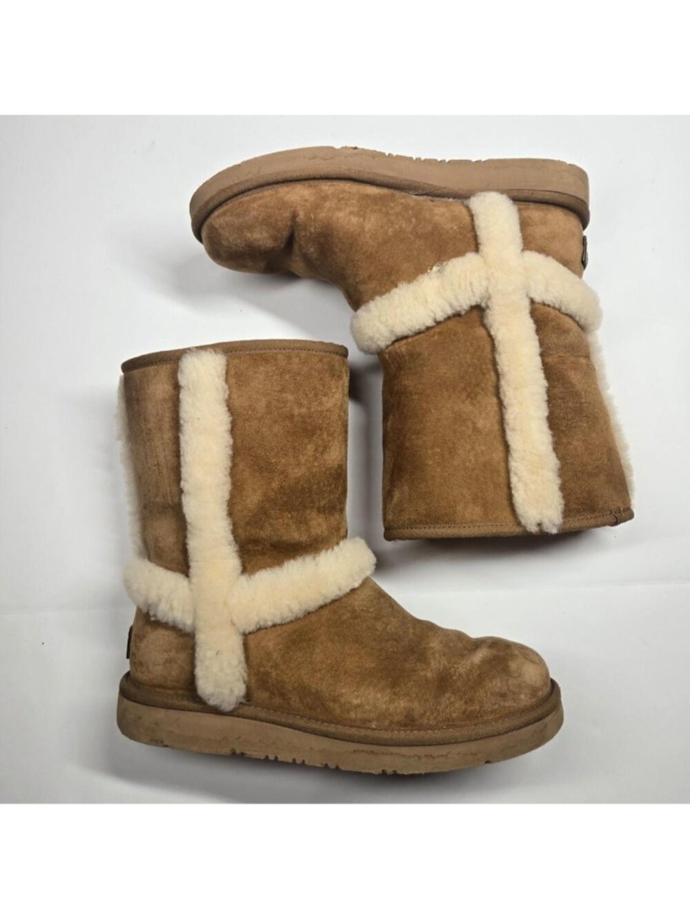 UGG Sunburst short boots in chestnut brown. size 7.